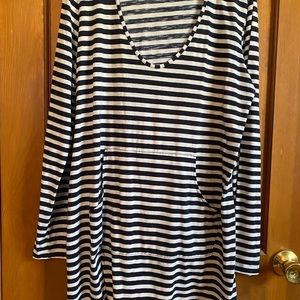 Long and light tunic style hooded pullover